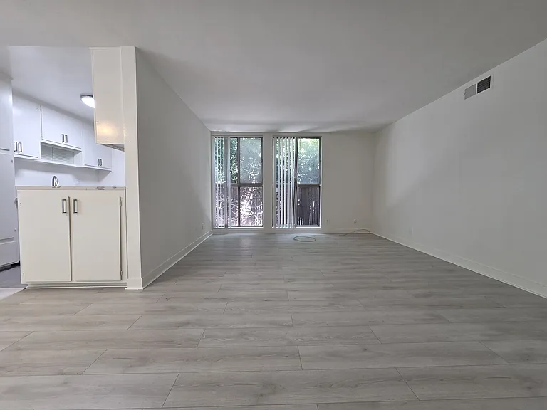 135 N Clark Dr #4 — Photo 4