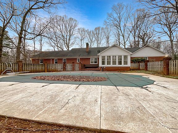 5th image of 323 E Glen Eagles Rd
