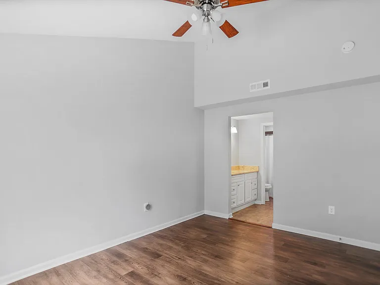 1523 Kensington Dr — Photo 3