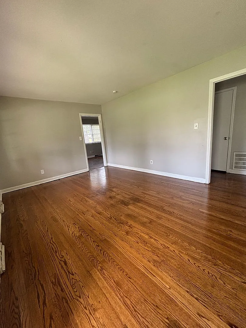 Spacious 3 bedroom home! (500.00 off first Full Months Rent ) — Photo 2