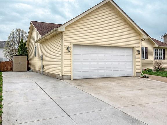 2nd image of 335 NE Carefree Ln
