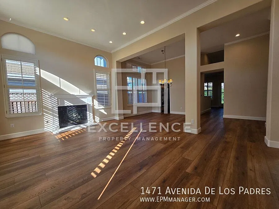 3/2.5 Home + Office with 2219SF of Beautifully Updated Home with Community Park - Pets Negotiable — Photo 2