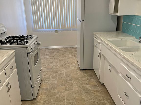 3rd image of 425 E Magnolia Blvd #A