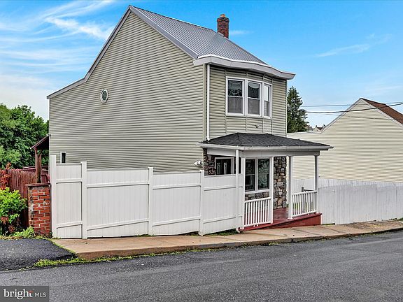 3rd image of 526 Pine Hill St