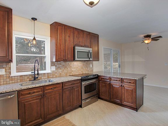 3rd image of 815 Appletree Ln