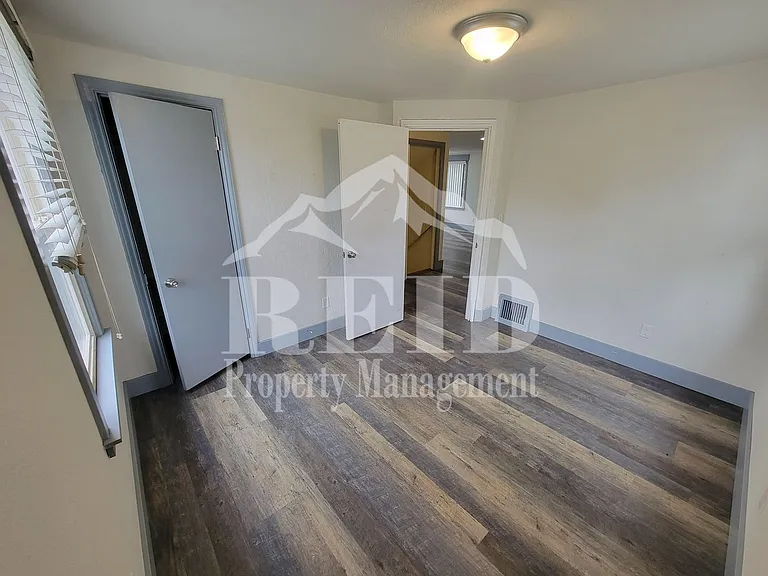 1212 Evans Ave W — Photo 9