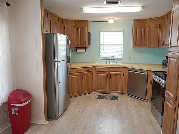 5th image of 305 NE Moonstone Dr