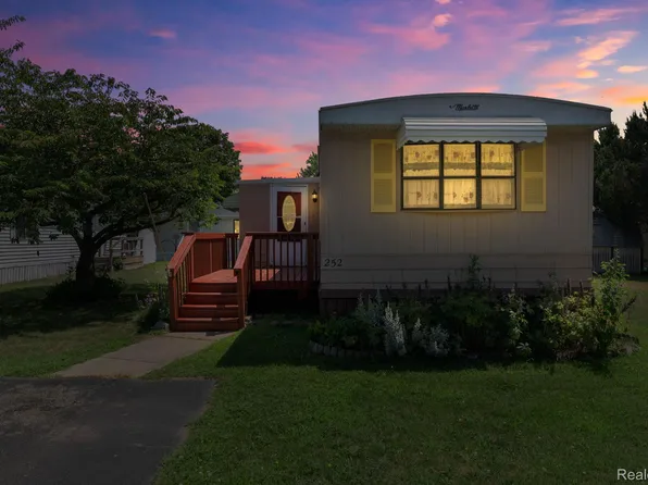 351 N Squirrel Rd #252, Auburn Hills, MI 48326