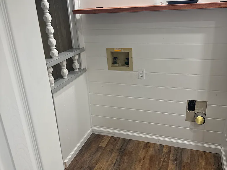 1119 Perkins Ln — Photo 2