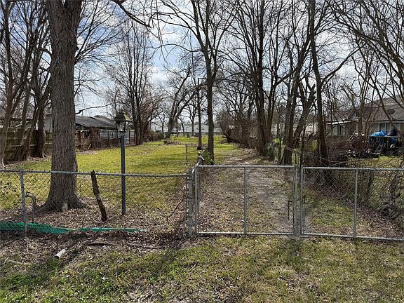 3rd image of 2512 Lone Oak Rd