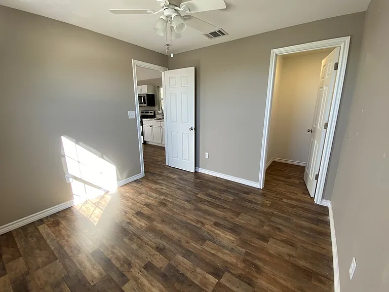 7616 S Highway 171 — Photo 10