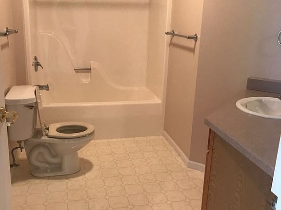 5th image of 633 S 38th St W