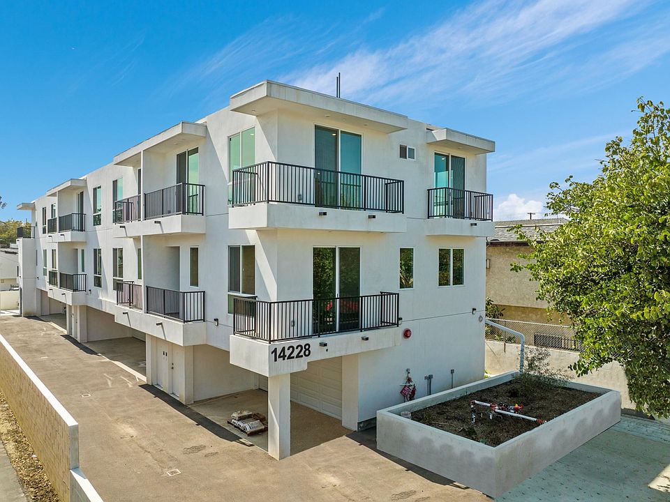 1st image of 14228 Delano St #101