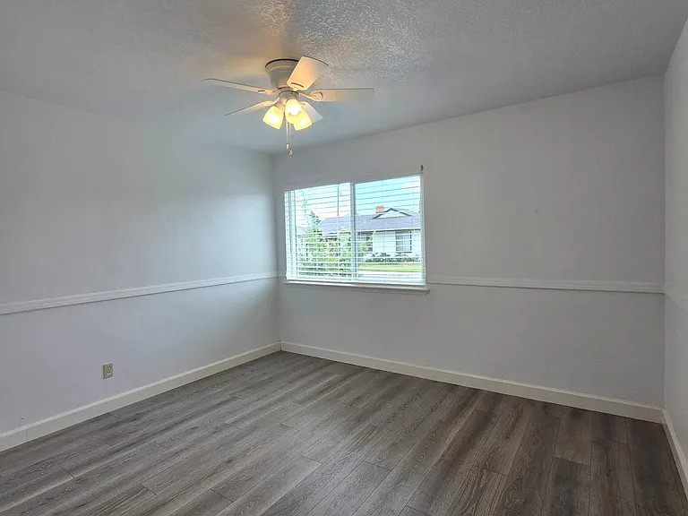 102 Laurel St — Photo 10