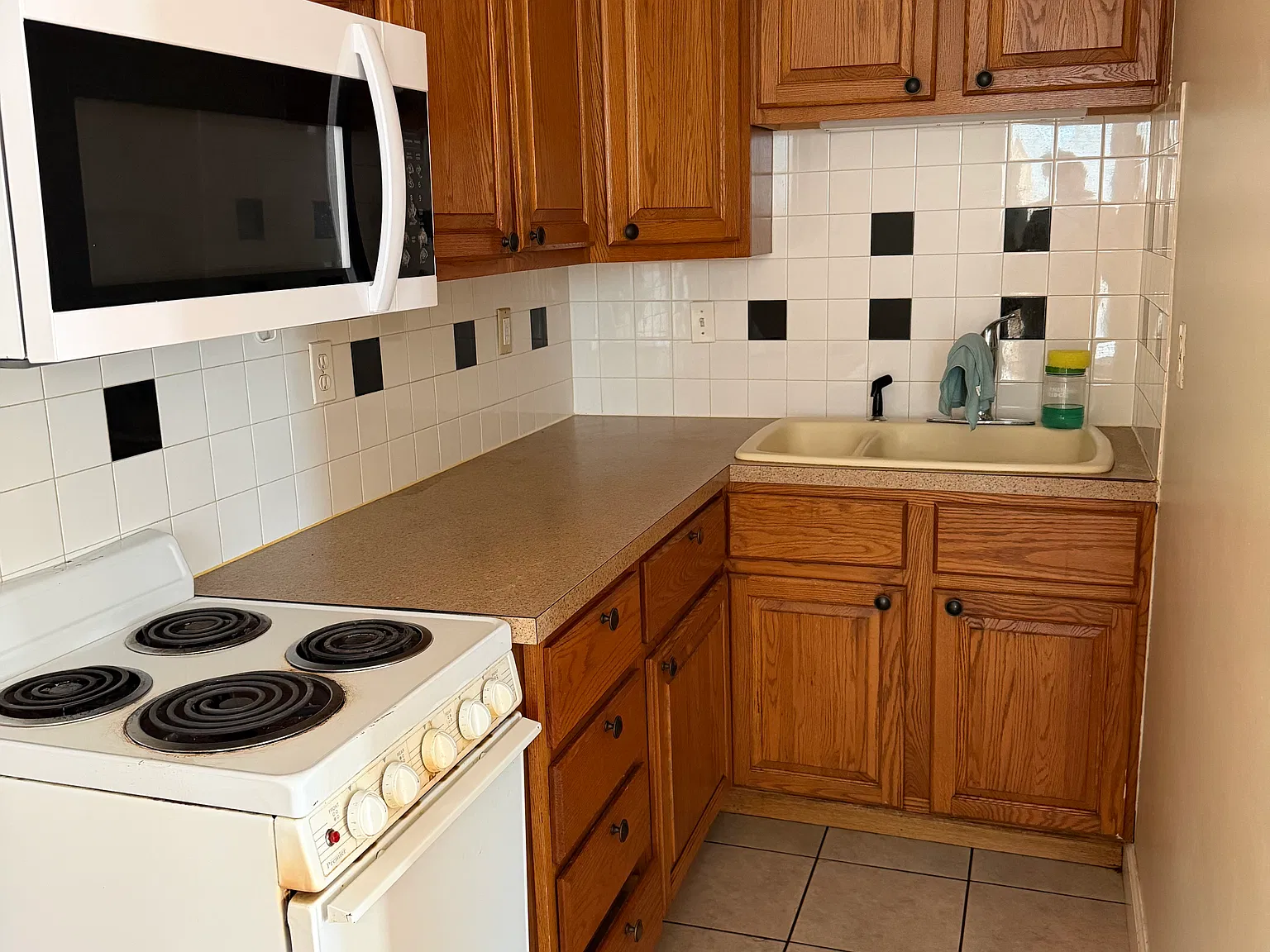1 bedroom / 1 bath with in-unit washer / dryer — Photo 3