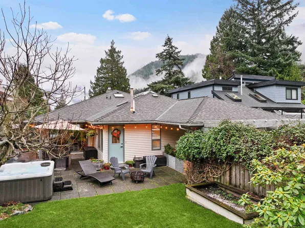 6422 Douglas St, West Vancouver, BC V7W 2G2
