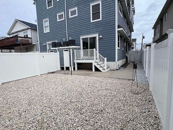 3rd image of 244 38th St E #Sea