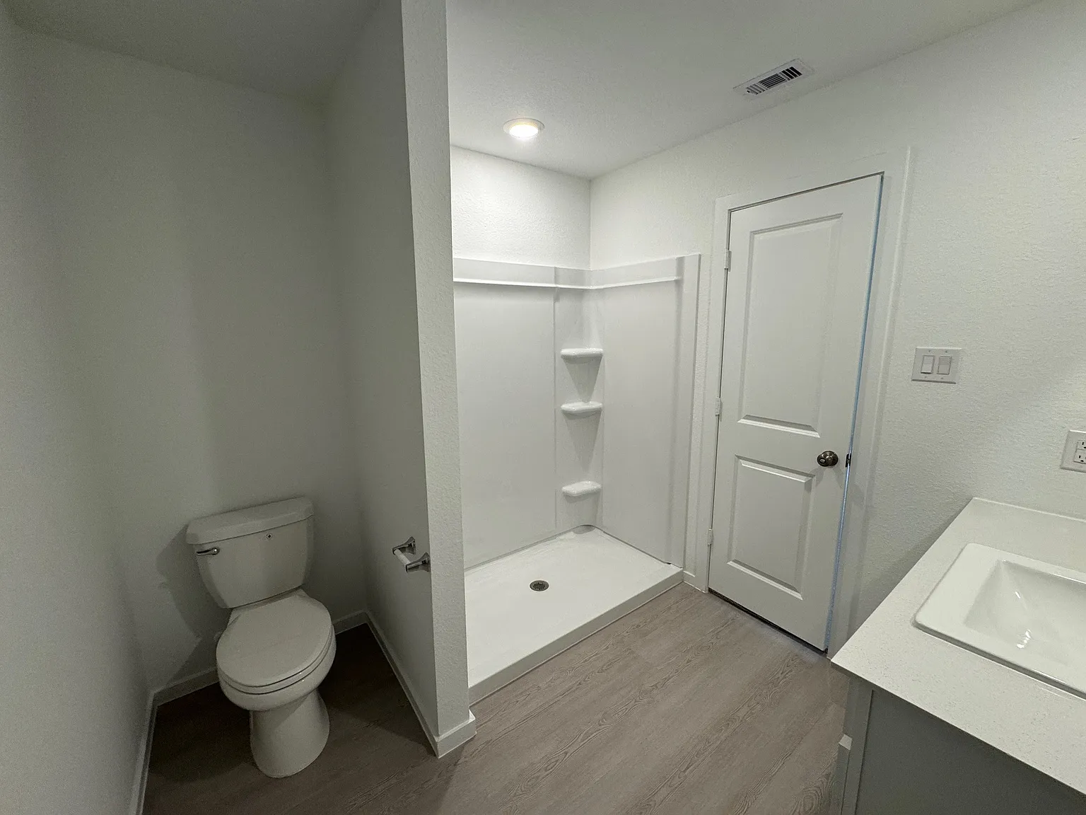 4 bed, 1968 sqft, $2,395 — Photo 3