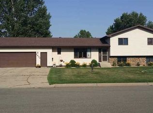 1833 15th St SW, Minot, ND 58701