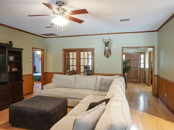 3rd image of 4905 Meadowood Cir
