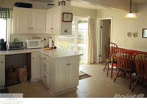 4th image of 1012 N Foster Ave