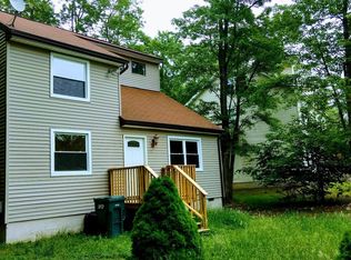 848 Country Place Dr, Tobyhanna, PA 18466