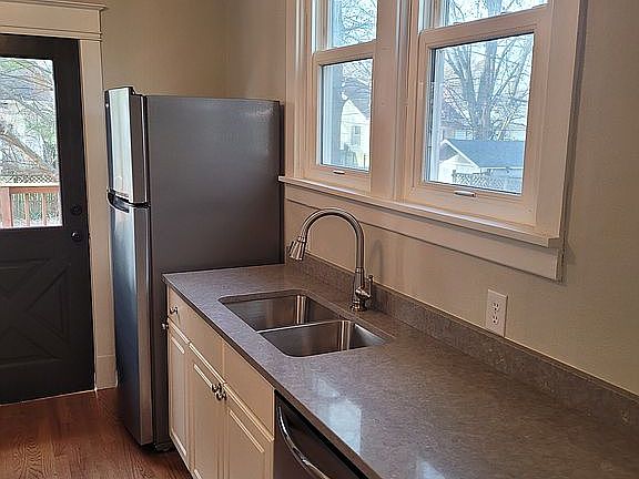 4th image of 1219 Emerson Ave