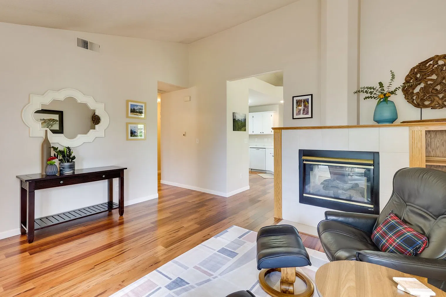 3 bed, 2.0 bath, 1550 sqft, $4,354 — Photo 2
