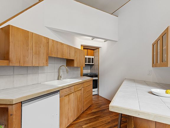 3rd image of 719 Greenwich St APT 1N