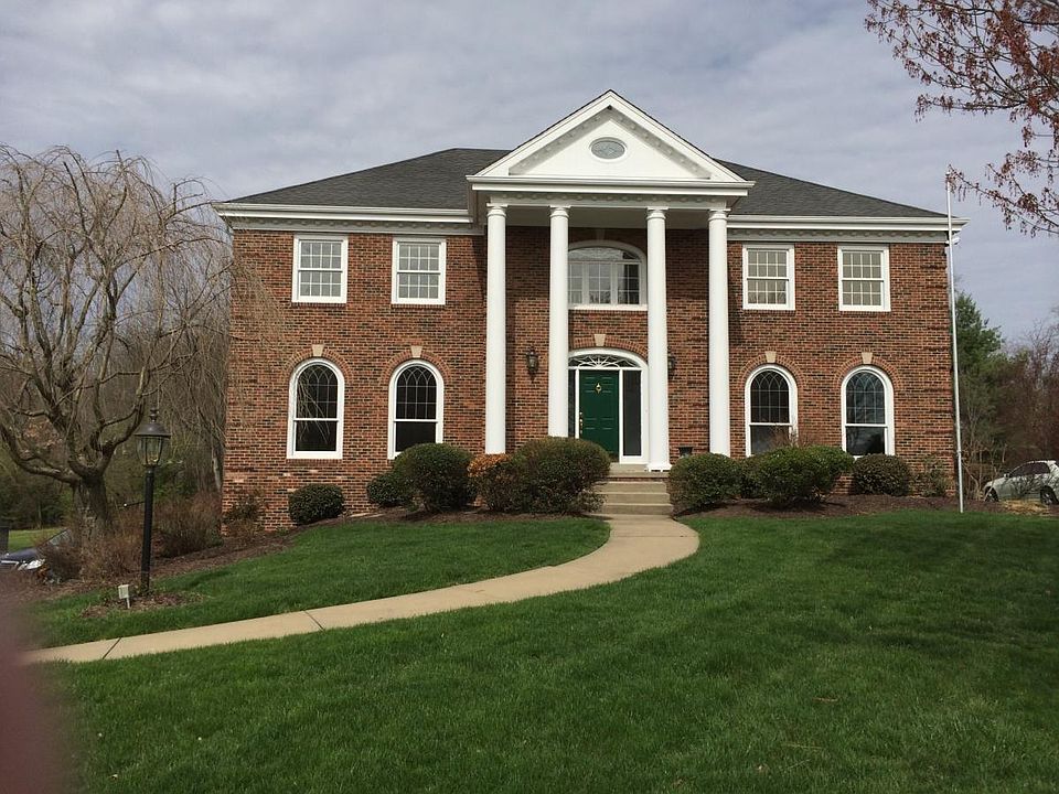 EXECUTIVE HOME IN MCMURRAY HIGHLANDS (PETERS TOWNSHIP)