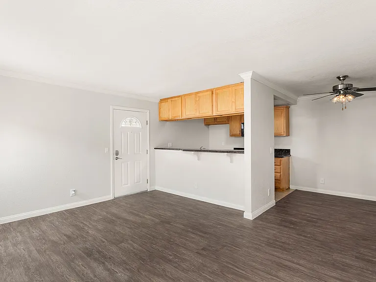 Park Plaza Apartments — Photo 32