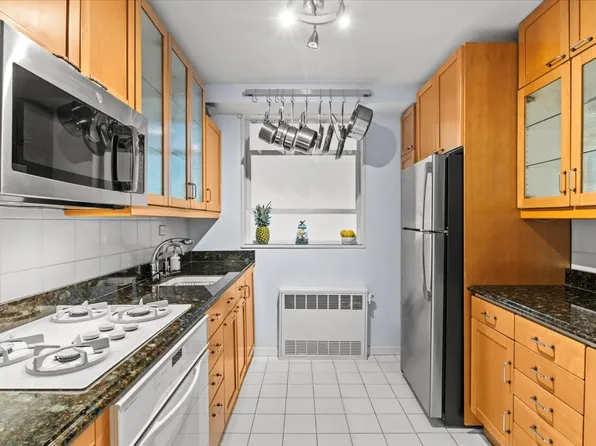 2575 Palisade Avenue image 14 of 30