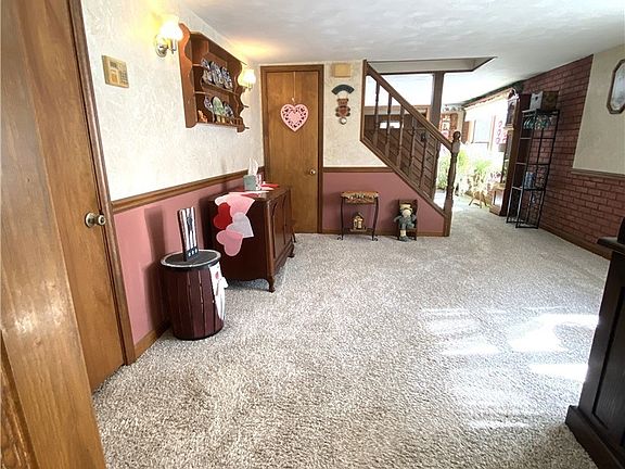 2nd image of 400 Lyons Ave