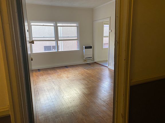 5th image of 554 S Hobart Blvd #303