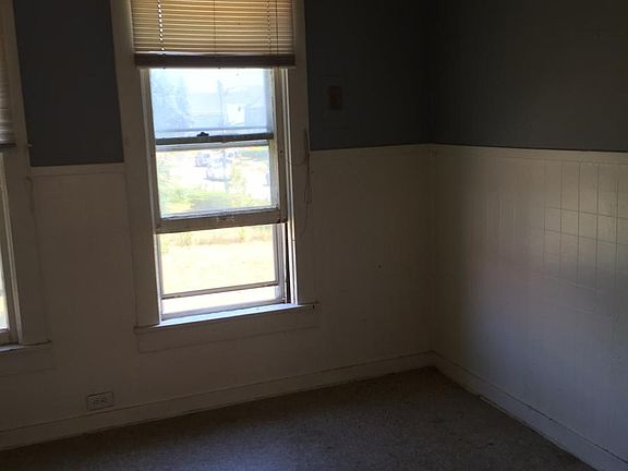 3rd image of 1026 E Lovejoy St APT 2