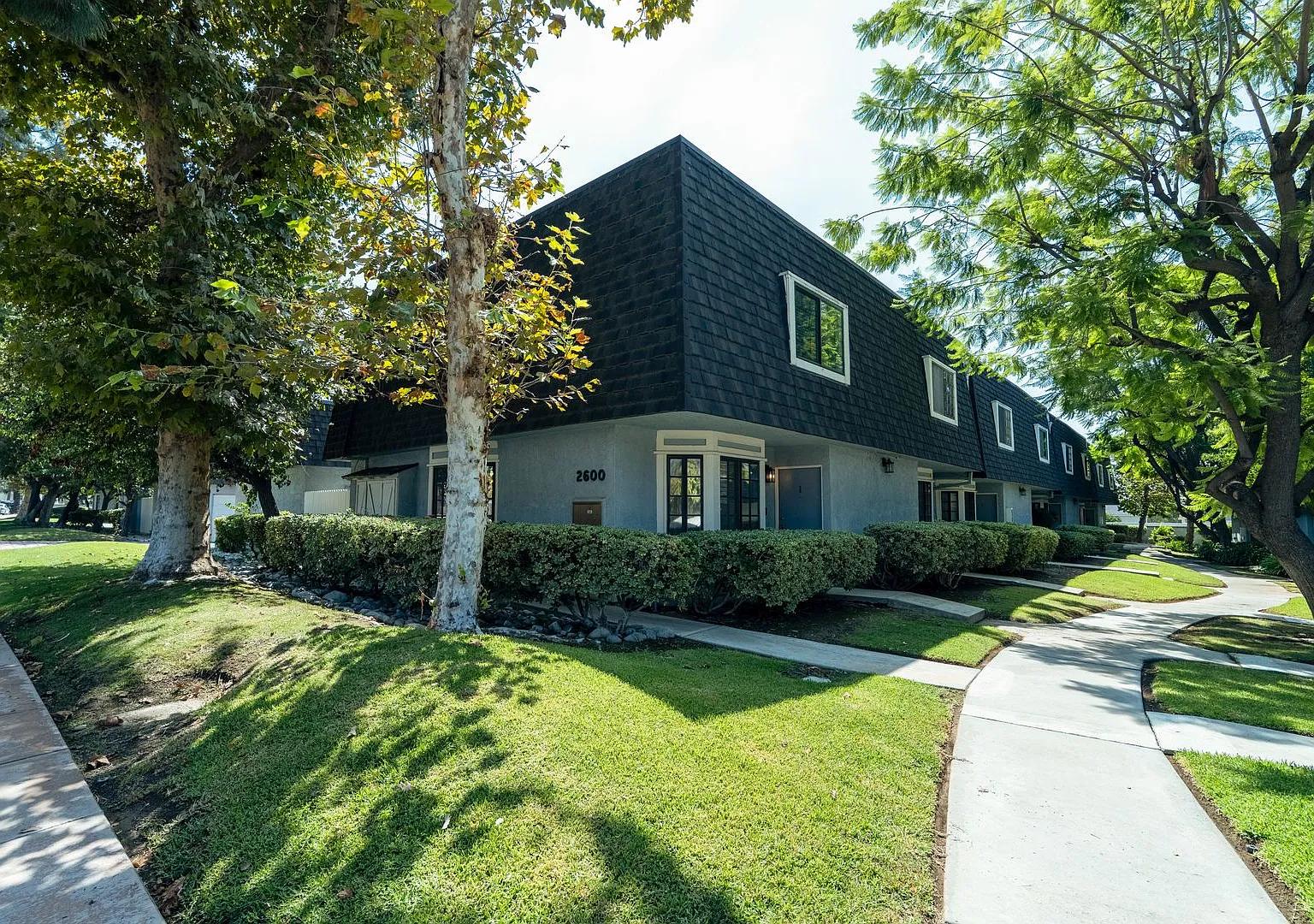 Beautiful 3 Bedroom 3 Bath Townhome in Duarte — Photo 2
