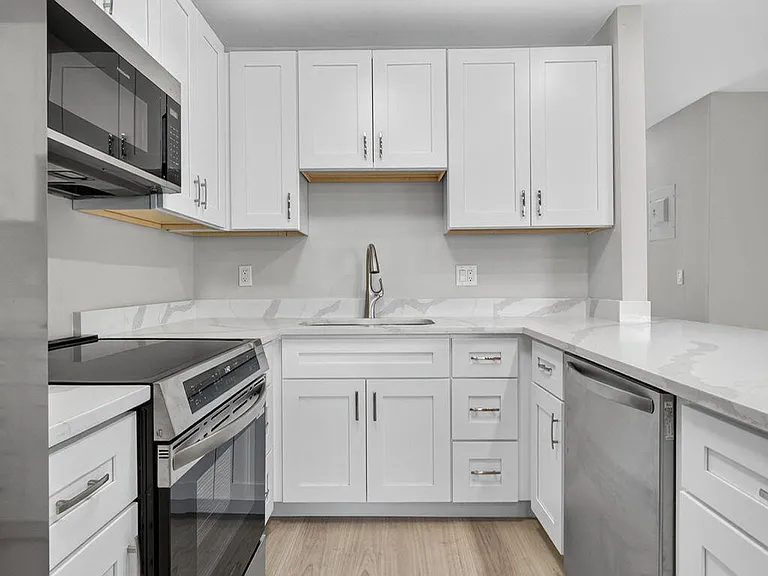42 Easthampton B — Photo 15