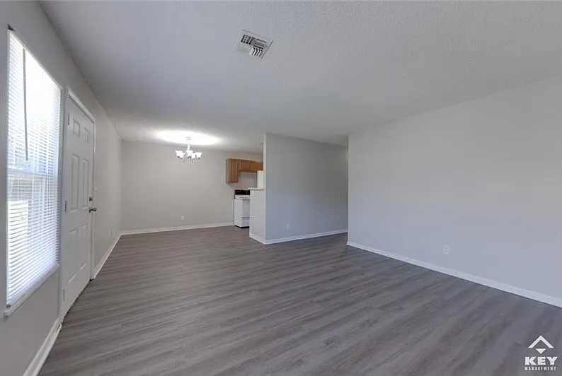 3 bed, 990 sqft, $800 — Photo 2