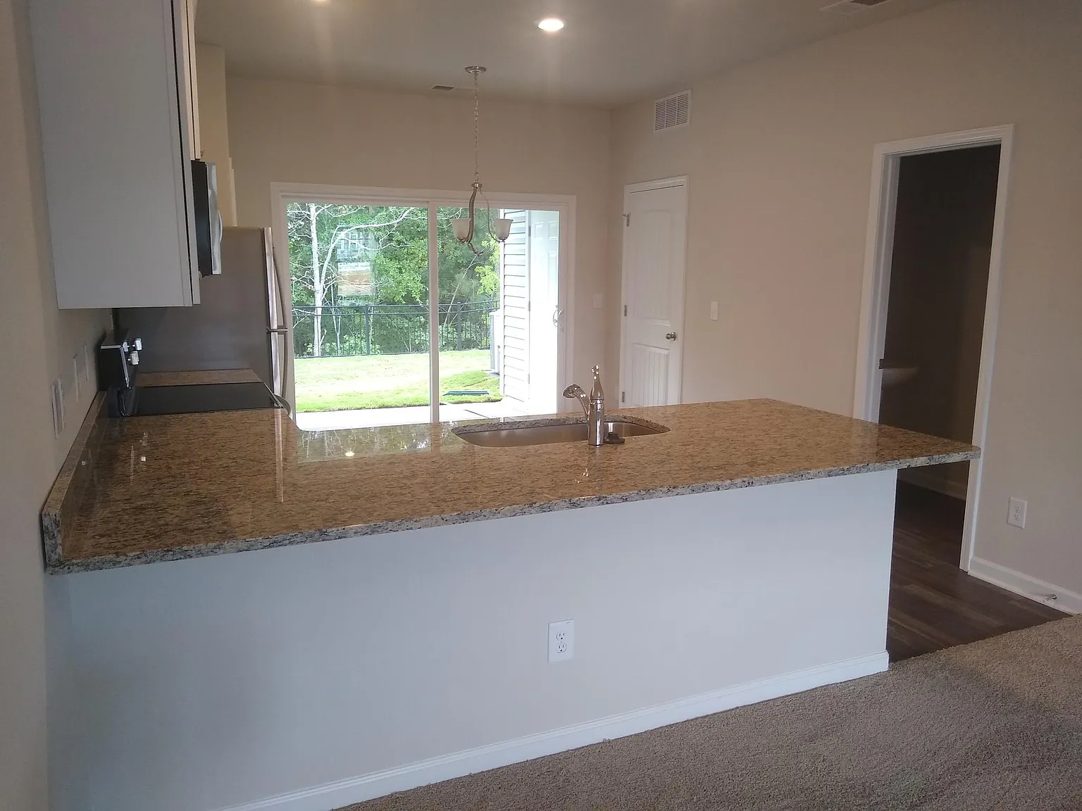 2 bed, 2.5 bath, 1084 sqft, $1,599 — Photo 2