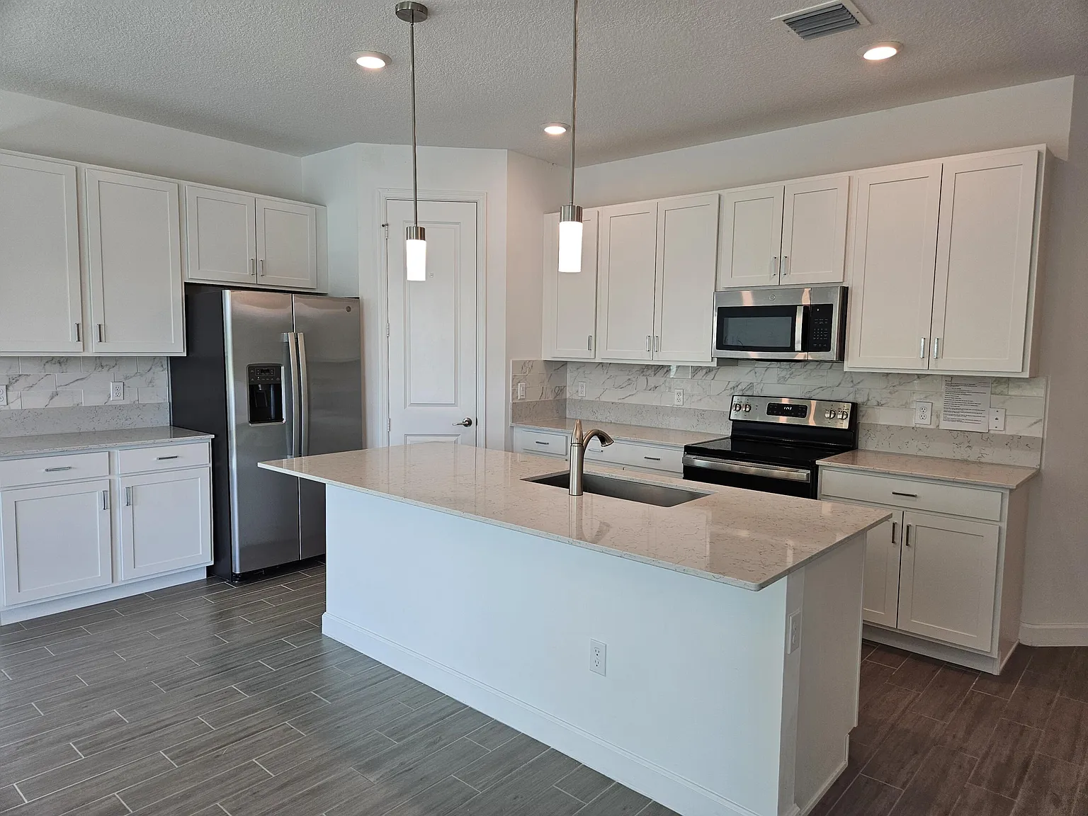 3 bed, 2.0 bath, 1703 sqft, $4,000 — Photo 2