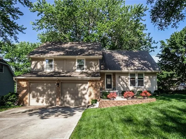 13944 S Tomahawk Dr, Olathe, KS 66062