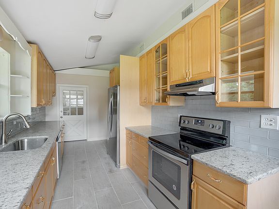 3rd image of 104 Deer Park Ave