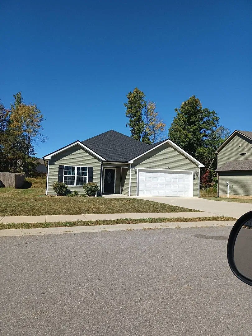 3 Bedroom 2 Bathroom Home! — Photo 1