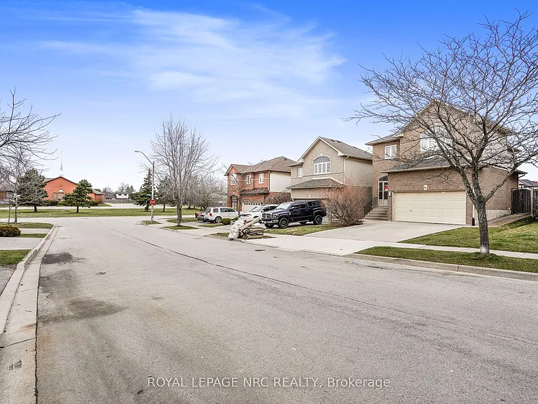 11 Meadow Wood Cres #BASEMENT — Photo 23