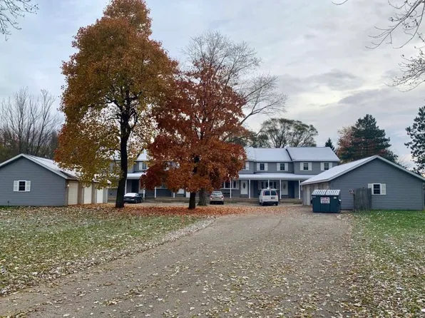 731 10th St APT E, Plainwell, MI 49080