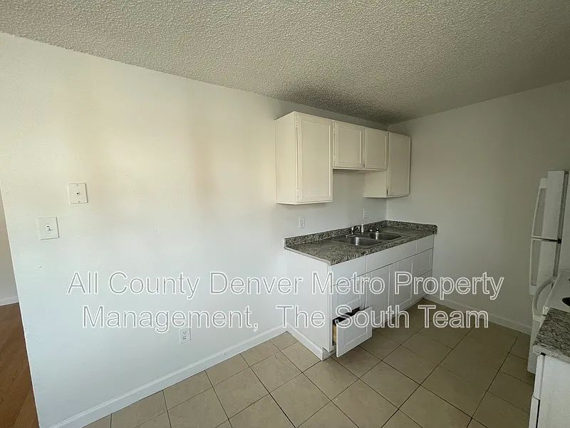 Building Photo - 1622 Alton St #202