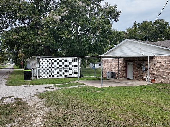 3rd image of 301 N County Line Rd