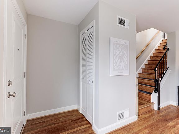 3rd image of 109 E Raymond Ave