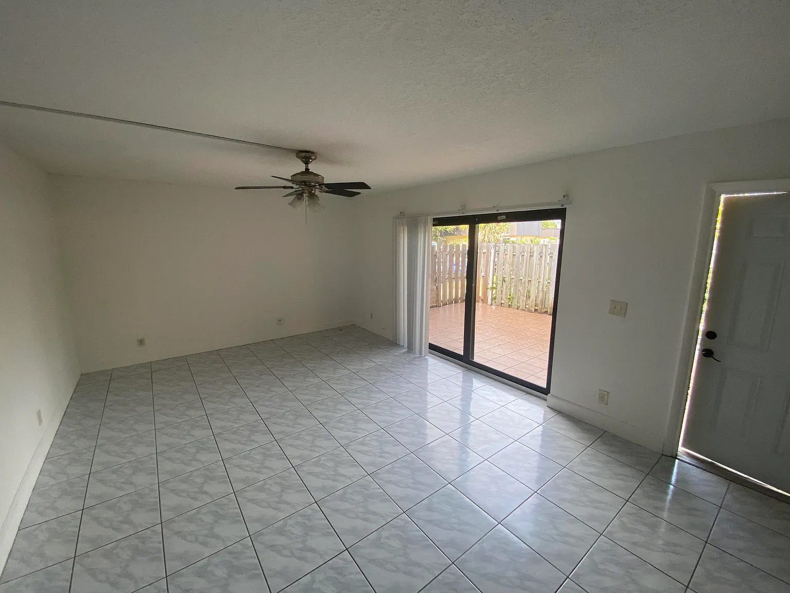 2 bed, 2.5 bath, 1328 sqft, $2,000 — Photo 4
