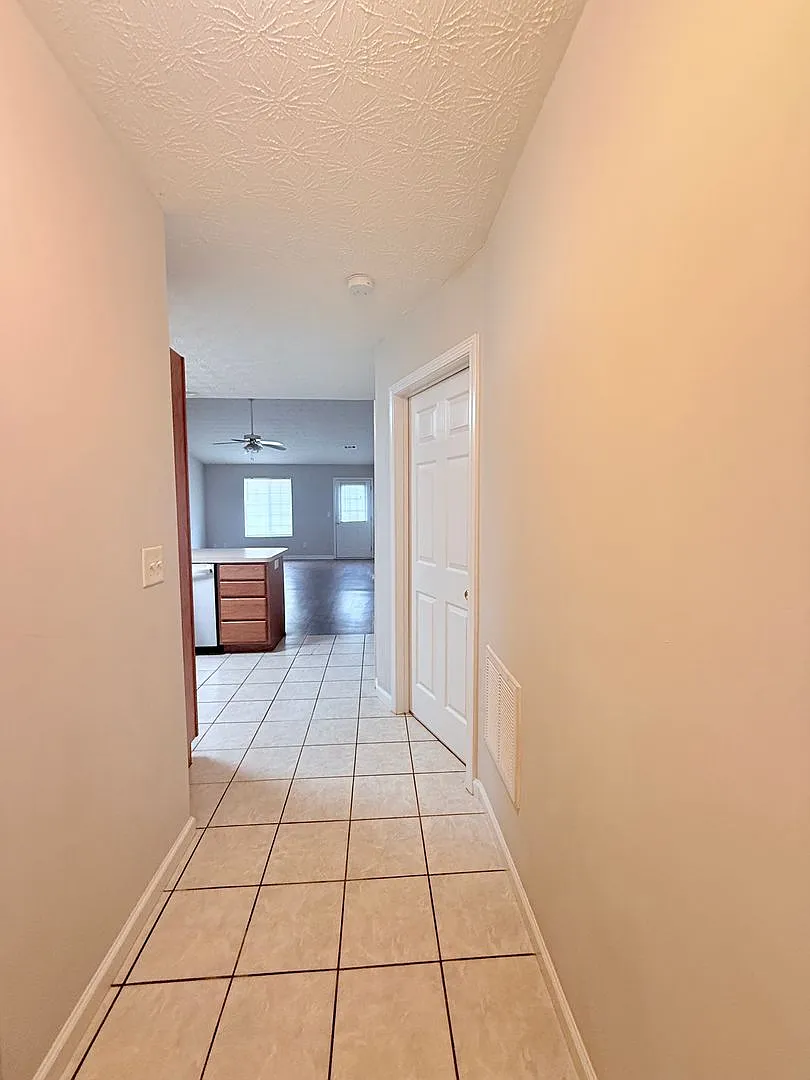 2-bedroom ranch style home with garage parking! — Photo 2